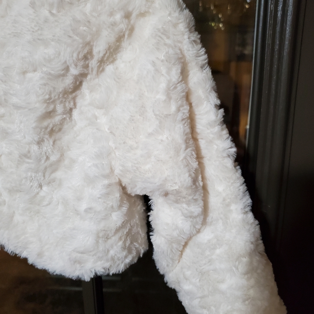 Girls white soft little jacket to go over dresses or shirts,Stunning,Size 7 - Picture 5 of 7